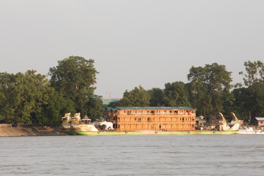 Mandalay Karaweik Mobile Hotel Extérieur photo