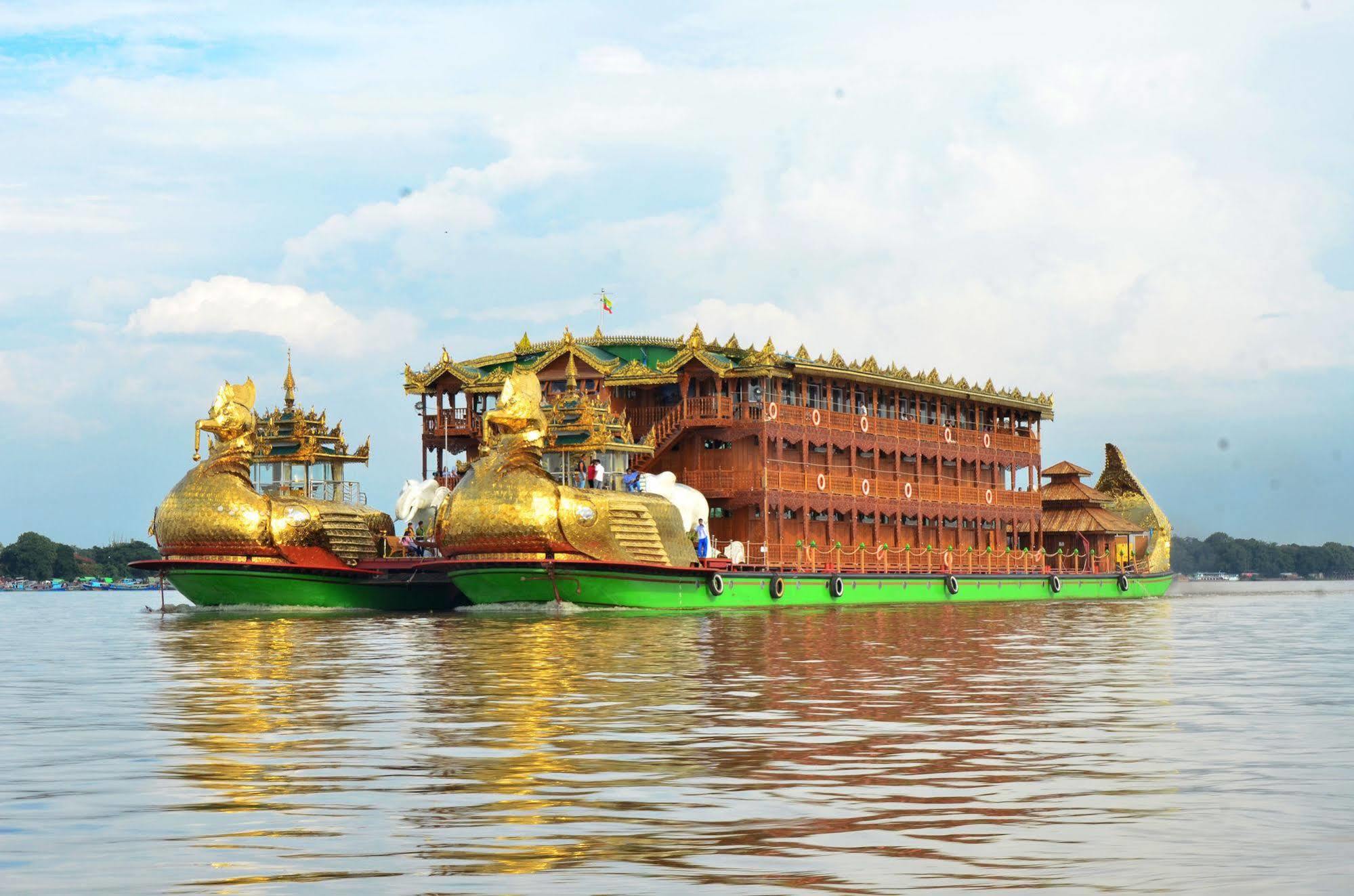 Mandalay Karaweik Mobile Hotel Extérieur photo