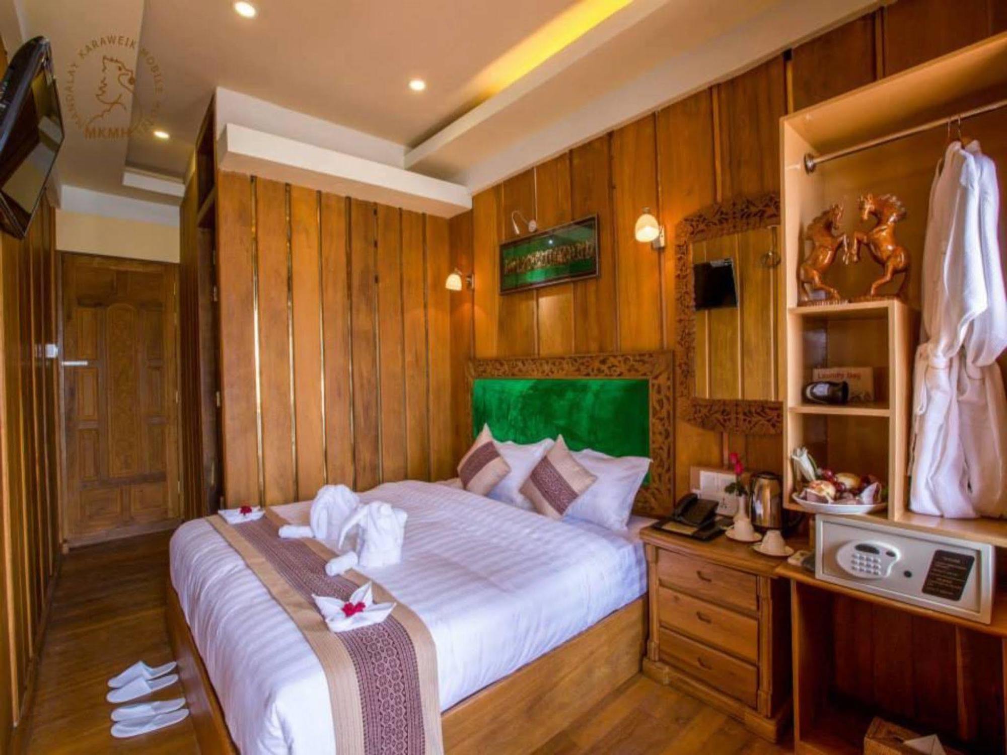 Mandalay Karaweik Mobile Hotel Extérieur photo