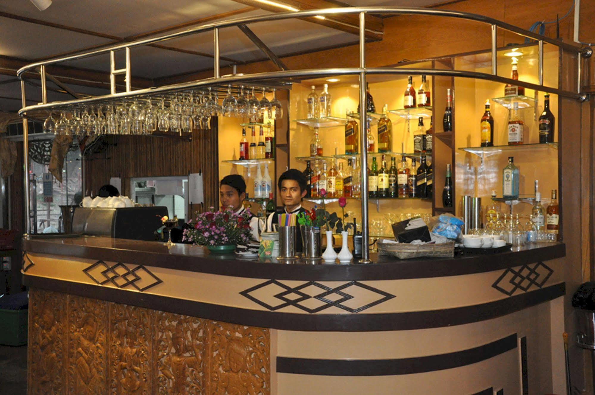 Mandalay Karaweik Mobile Hotel Extérieur photo