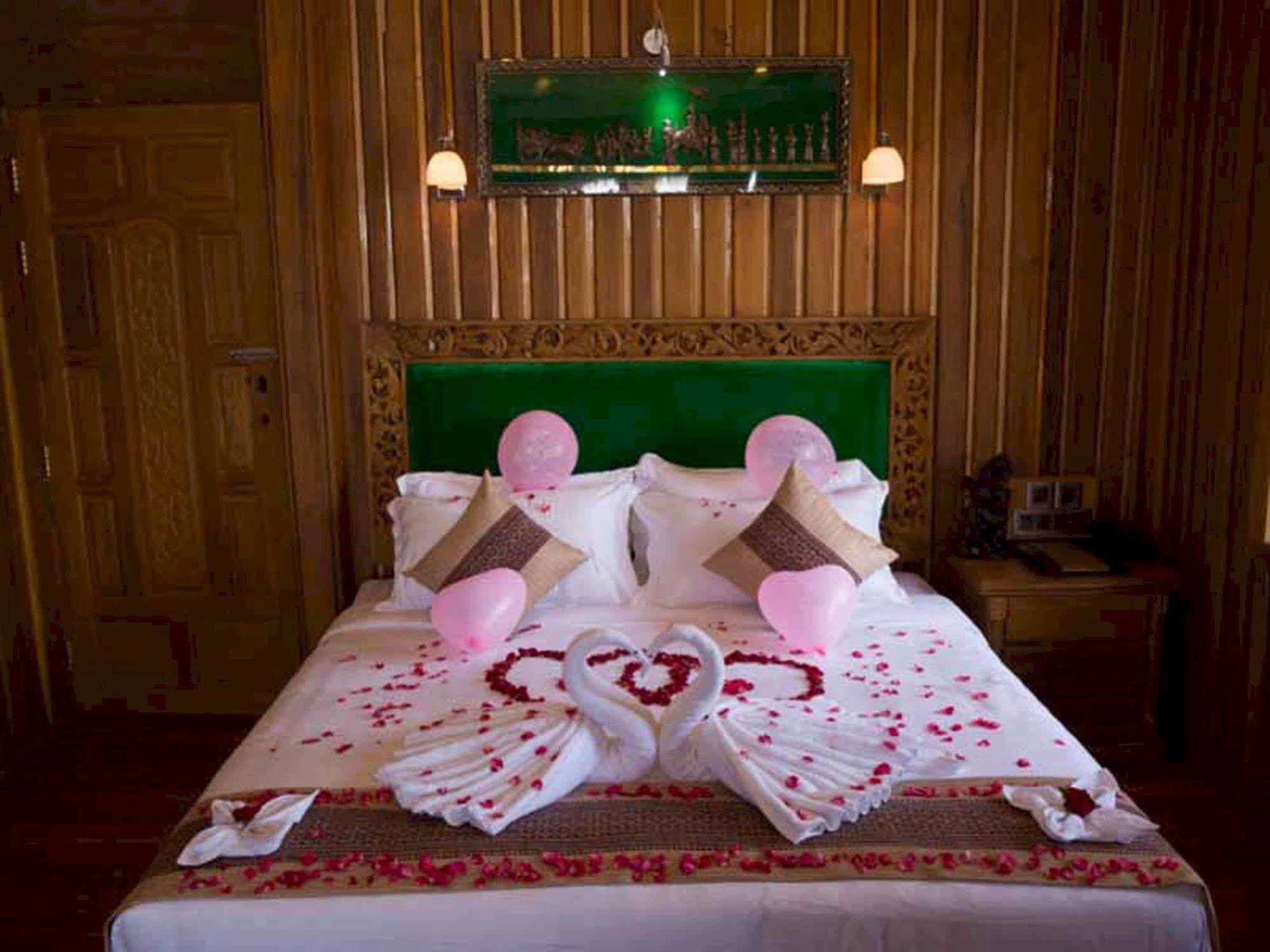 Mandalay Karaweik Mobile Hotel Extérieur photo