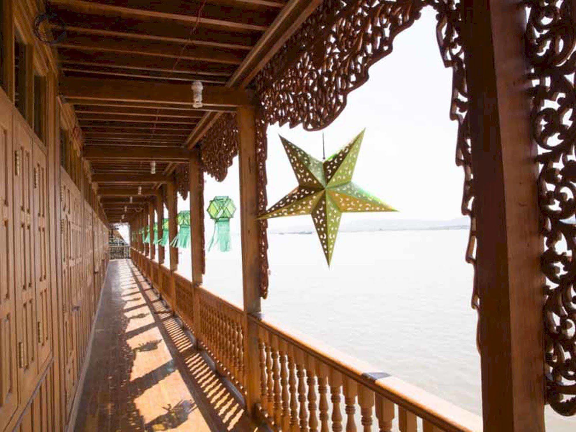Mandalay Karaweik Mobile Hotel Extérieur photo