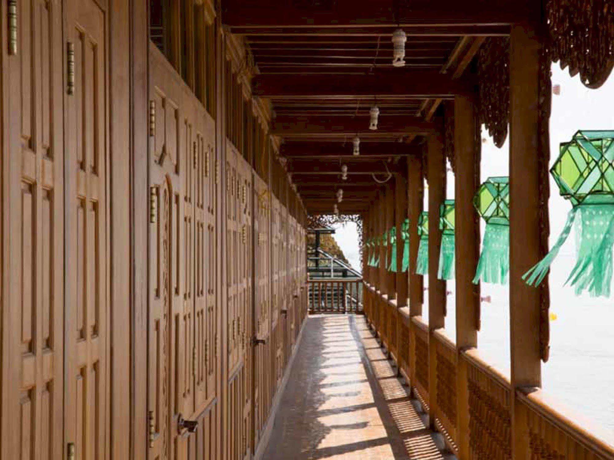 Mandalay Karaweik Mobile Hotel Extérieur photo