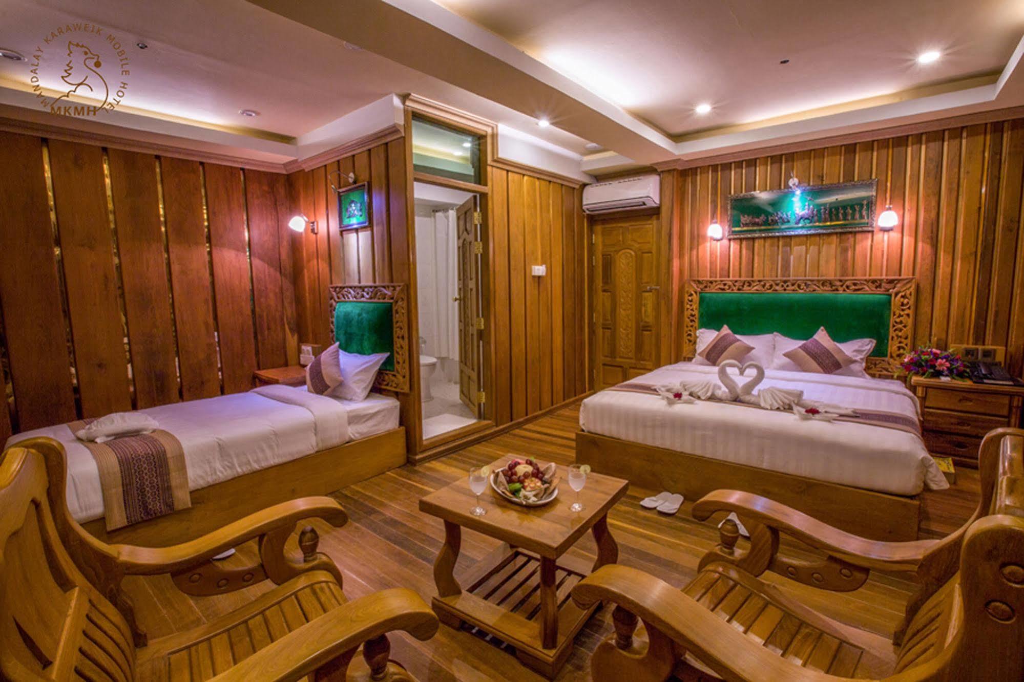 Mandalay Karaweik Mobile Hotel Extérieur photo