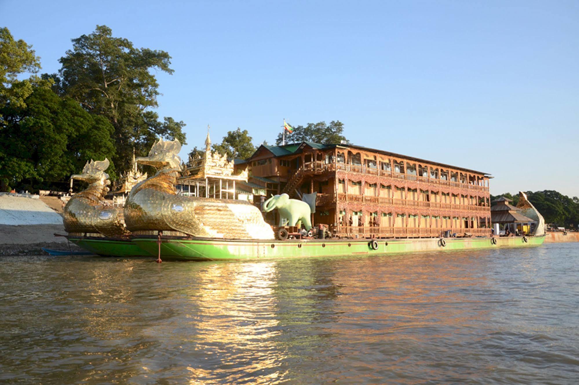 Mandalay Karaweik Mobile Hotel Extérieur photo
