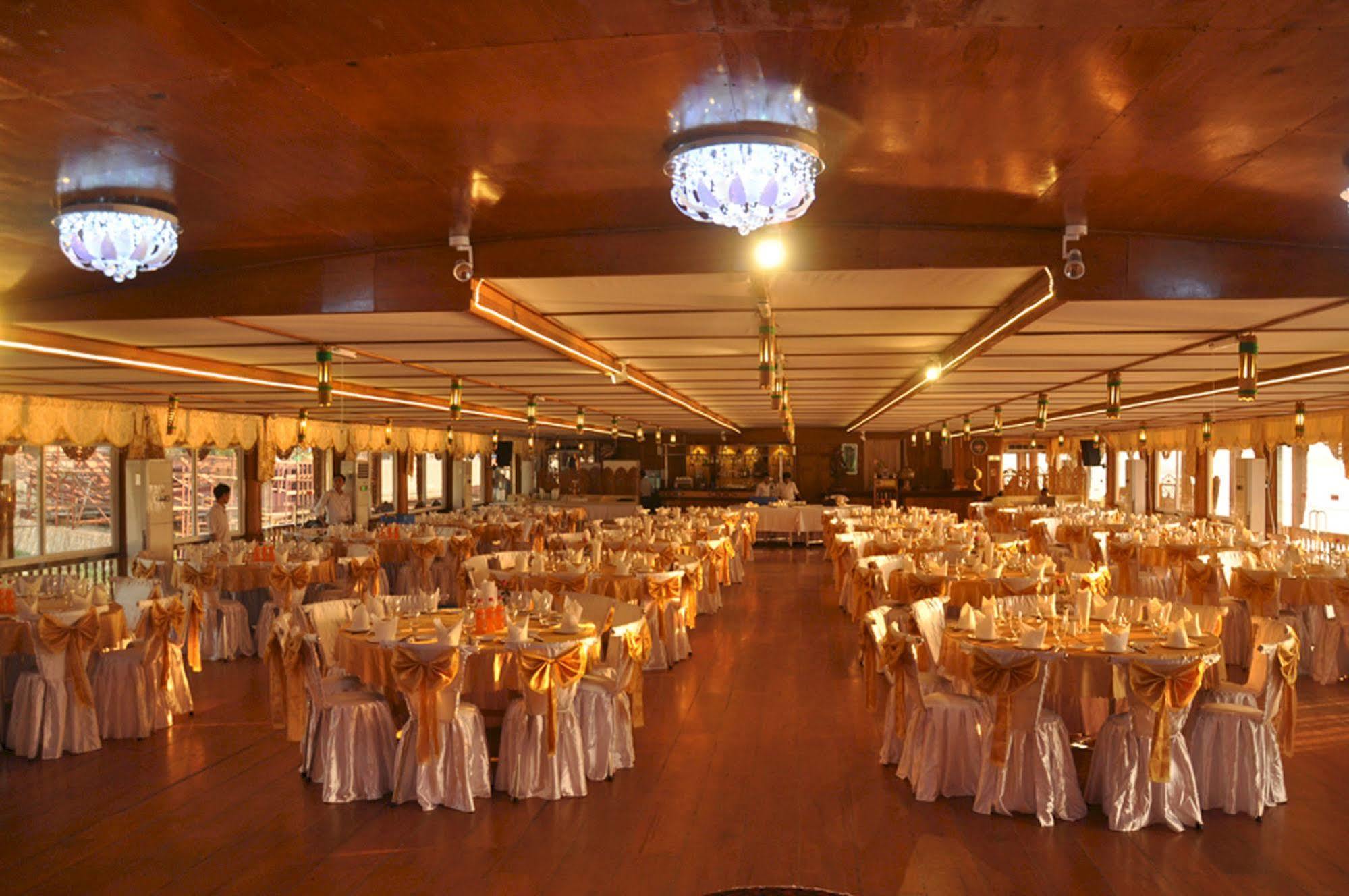 Mandalay Karaweik Mobile Hotel Extérieur photo