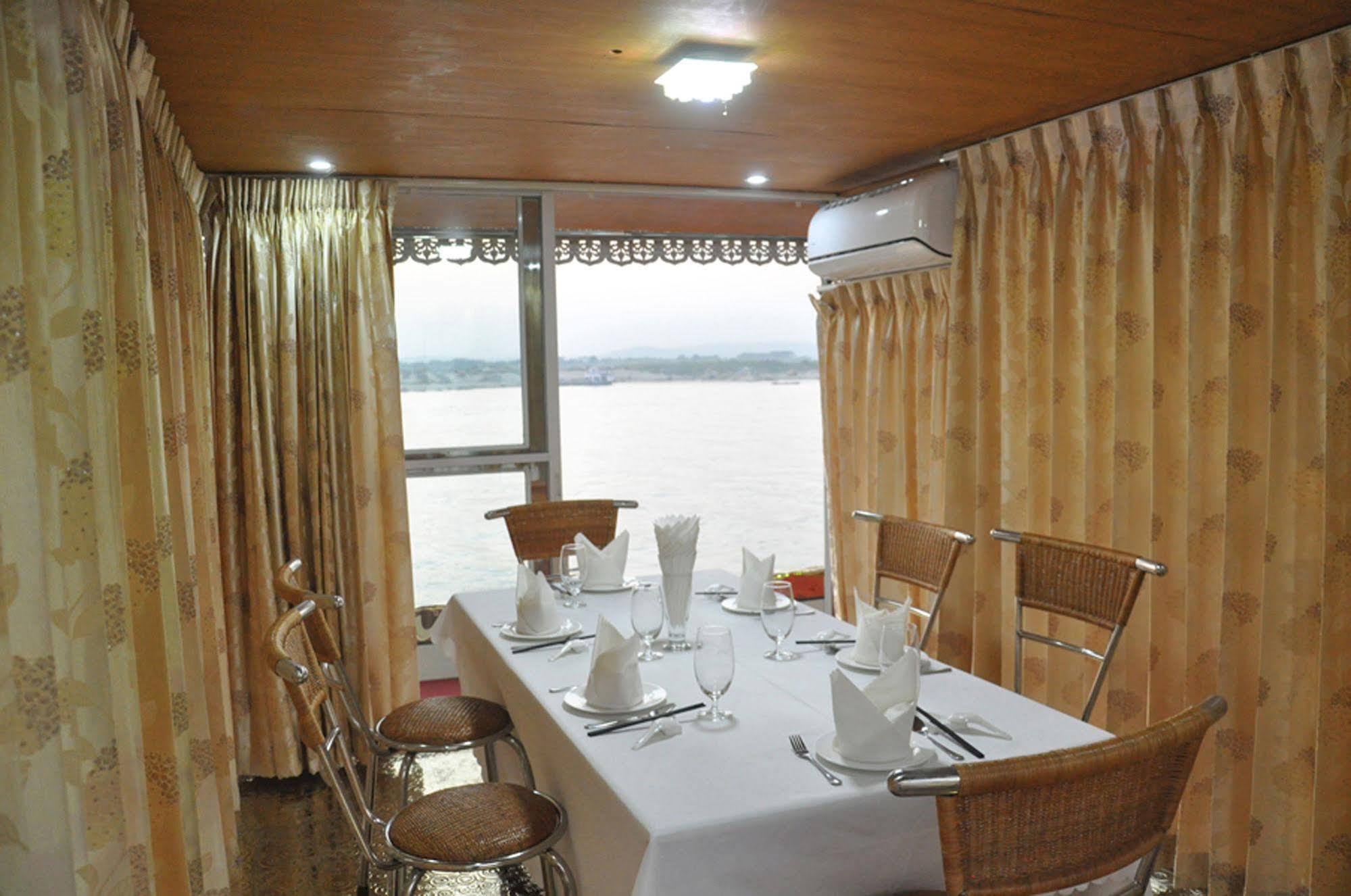 Mandalay Karaweik Mobile Hotel Extérieur photo